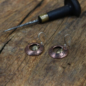 Boucles d'oreilles Tibet en cuivre fabriquées artisanalement par les métalleuses en fusion.