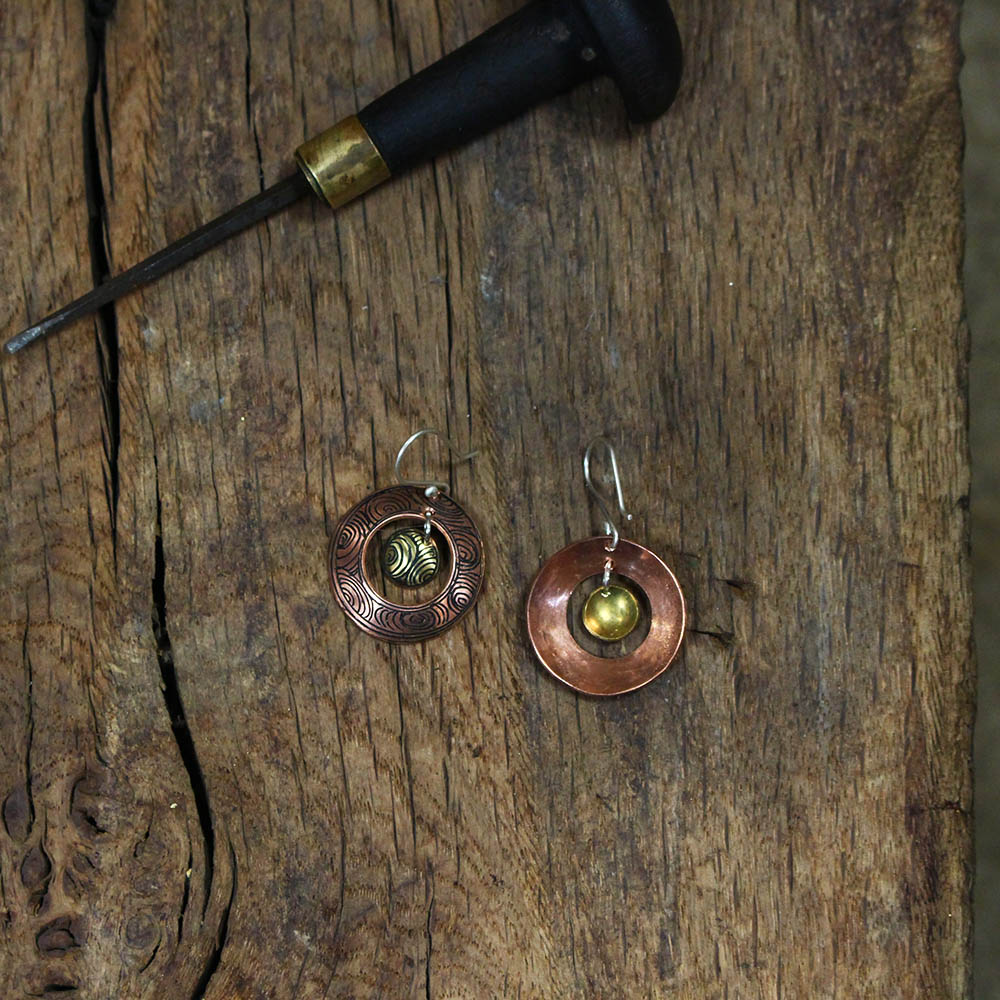 Boucles d'oreilles Tibet en cuivre fabriquées artisanalement par les métalleuses en fusion.1