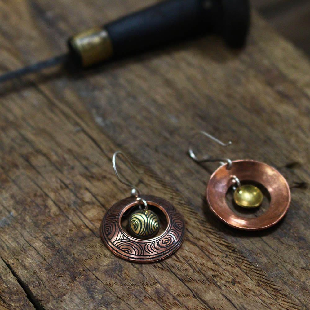 Boucles d'oreilles Tibet en cuivre fabriquées artisanalement par les métalleuses en fusion. 2