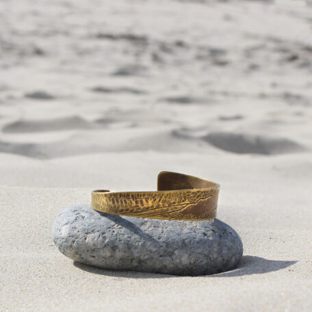 Moby Dick, bracelet en laiton ciselé, fabriqué artisanalement par les métalleuses en fusion. vue n°2 sur le galet.