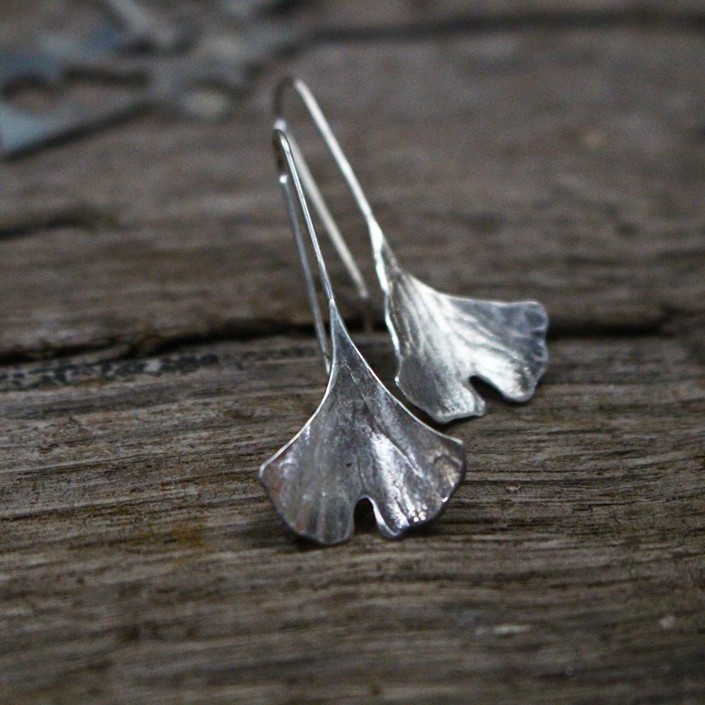 Boucles Ginkgo Biloba en argent fabriquées artisanalement par les métalleuses en fusion.3