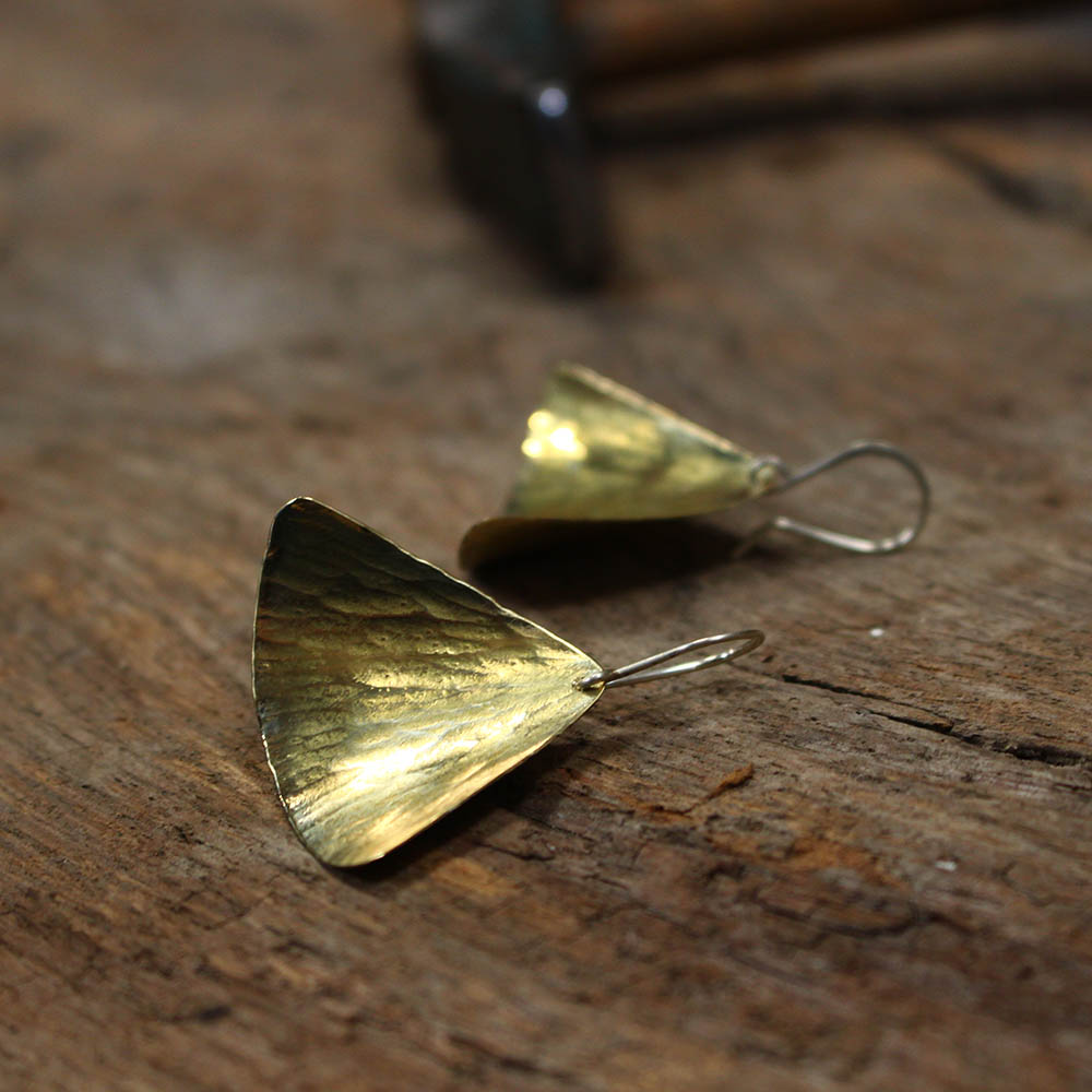 Boucles d'oreilles Pétales en laiton fabriquées artisanalement par les métalleuses en fusion. 2