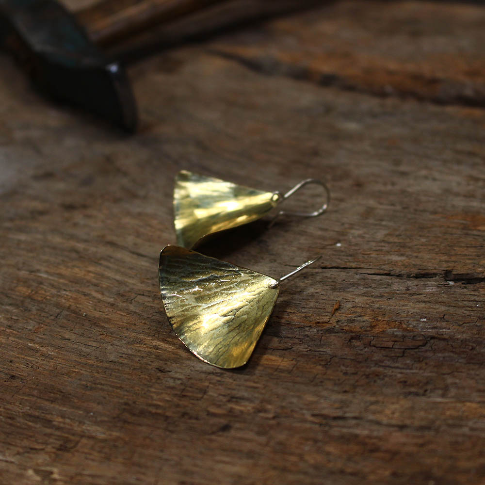 Boucles d'oreilles Pétales en laiton fabriquées artisanalement par les métalleuses en fusion.