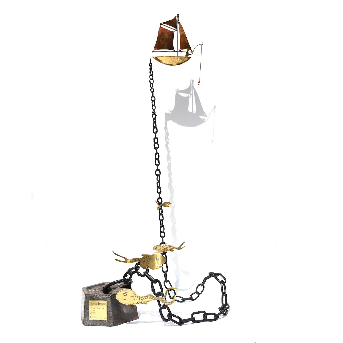 Jour de pêche, sculpture en acier, laiton et cuivre fabriquée artisanalement par Les Métalleuses en fusion.