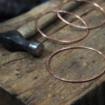 Bracelet jonc plat martelé en cuivre fabriqué artisanalement par les métalleuses en fusion.