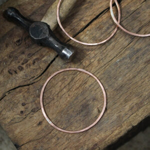 Bracelet jonc plat martelé en cuivre fabriqué par les métalleuses en fusion.1