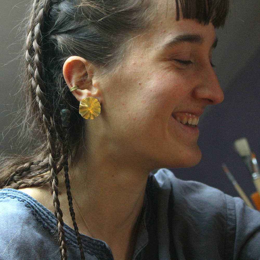 Boucles d’oreilles nénuphar en laiton fabriquées par les métalleuses en fusion.3