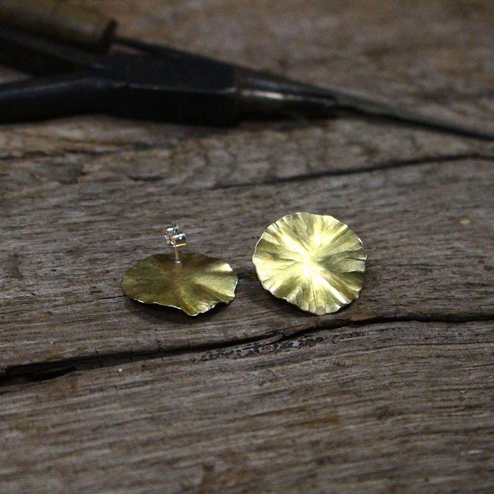 Boucles d’oreilles nénuphar en laiton fabriquées par les métalleuses en fusion.2