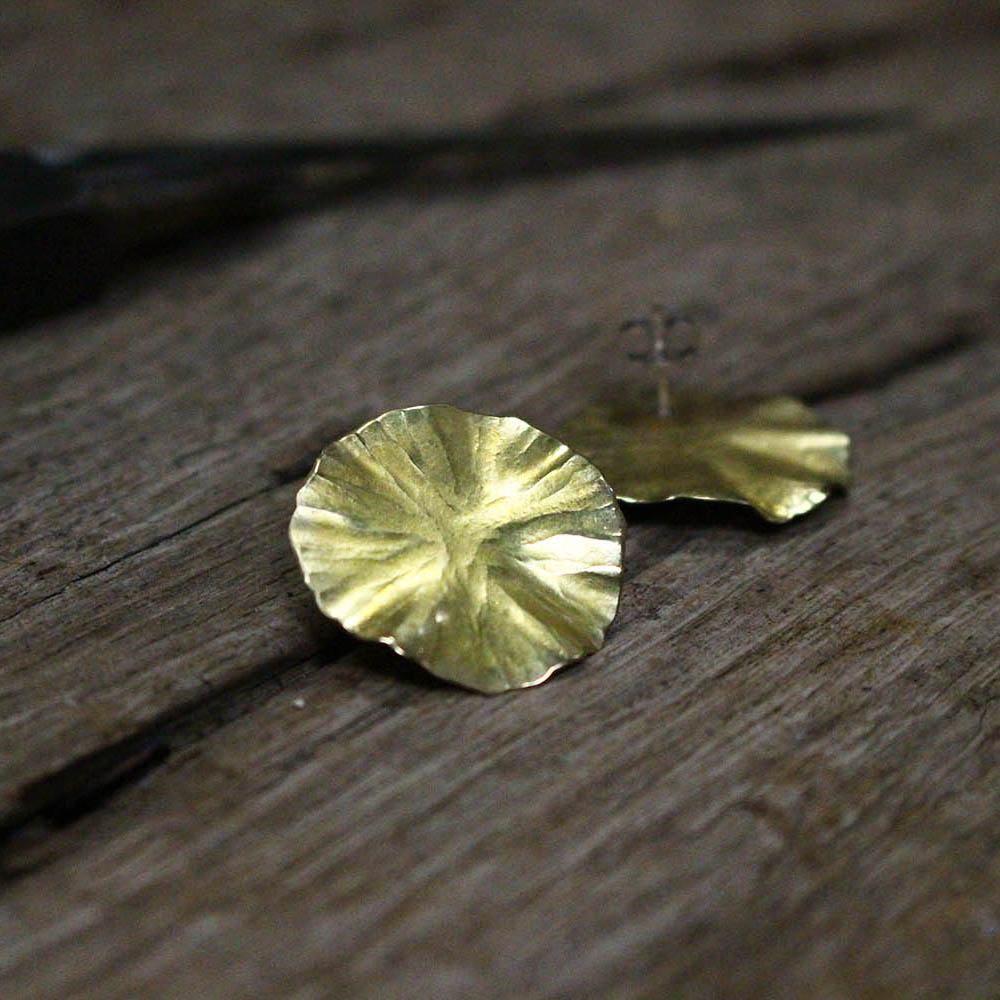 Boucles d’oreilles nénuphar en laiton fabriquées par les métalleuses en fusion.