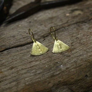 Boucles d'oreilles Coquillage en laiton, fabriquée par les métalleuses en fusion.