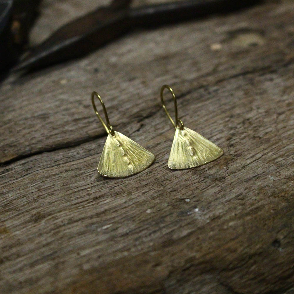 Boucles d'oreilles Coquillage en laiton, fabriquée par les métalleuses en fusion.