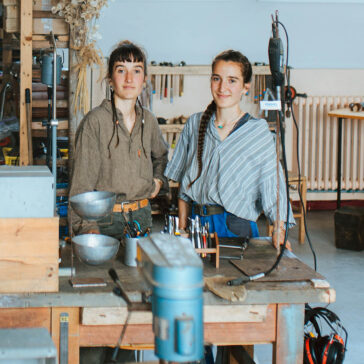 Lilie et Anna Gillet / Les Métalleuses en fusion / atelier à Plouhinec.