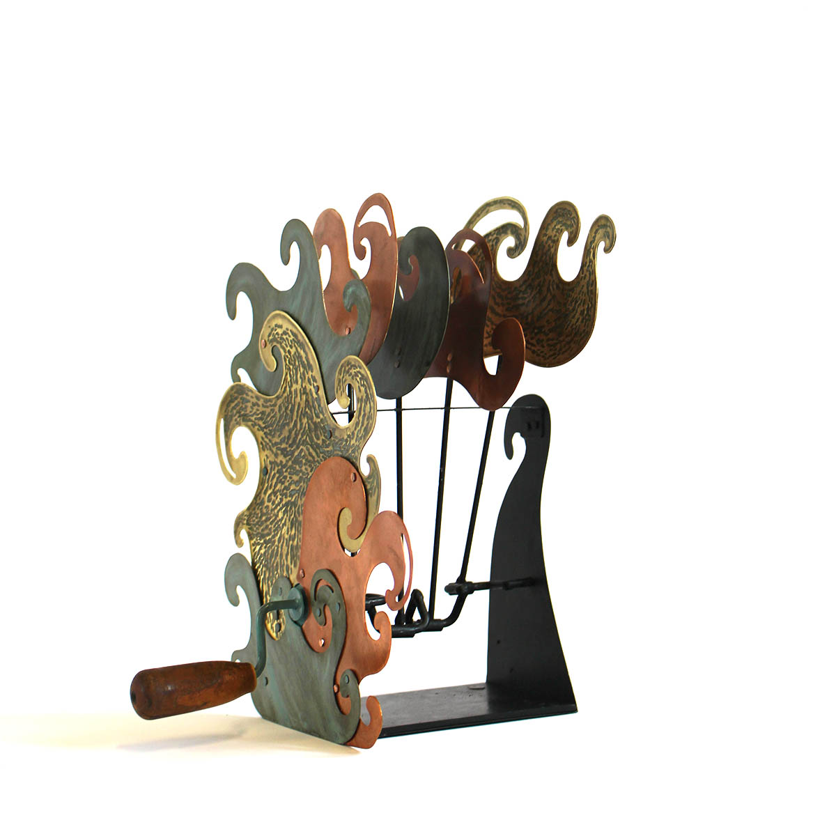Les déferlantes est une sculpture en cuivre, laiton et acier, fabriquée par les Métalleuses en fusion.