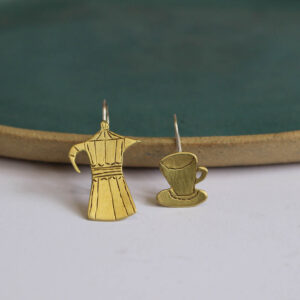 Boucles d'oreilles Tasse cafetière, en laiton et argent, fabriquées artisanalement par les métalleuses en fusion.