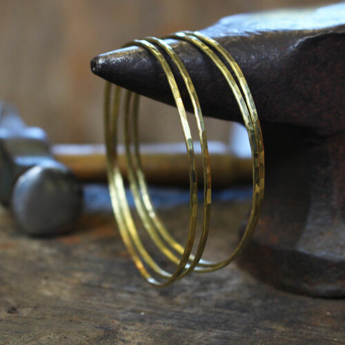 Bracelet jonc martelé en laiton, fabriqué artisanalement par les métalleuses en fusion en Bretagne.