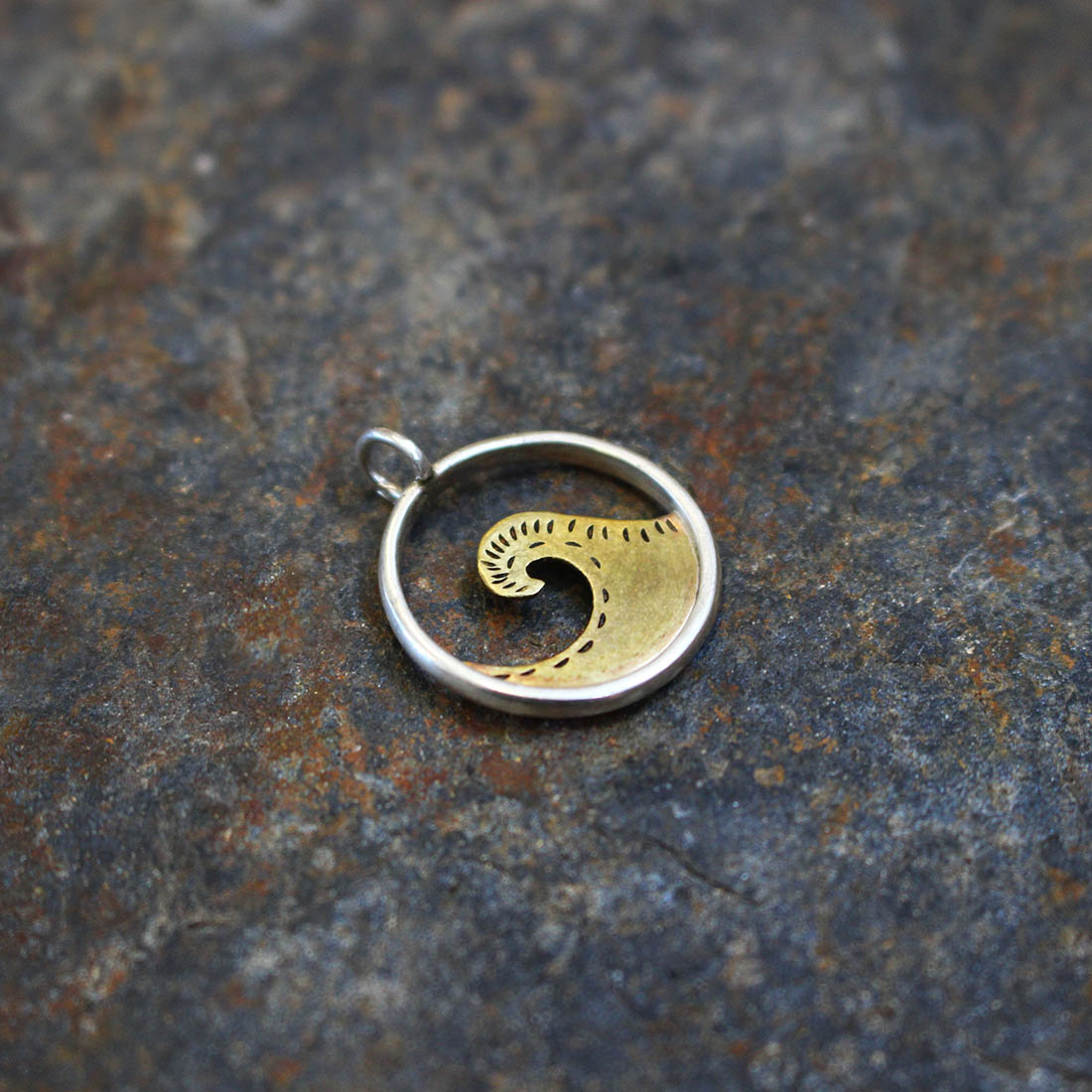 Pendentif hublot vague en argent et laiton. Fabriqué artisanalement par les métalleuses en fusion.1